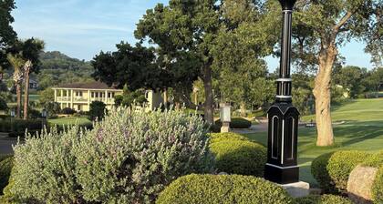 Charming 2-bedroom, 2-bath condo, Slick Rock 18 Hole Golf, Horseshoe Bay, TX