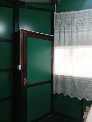 Comfort Tree House, Lake View | Iron/ironing board, free WiFi
