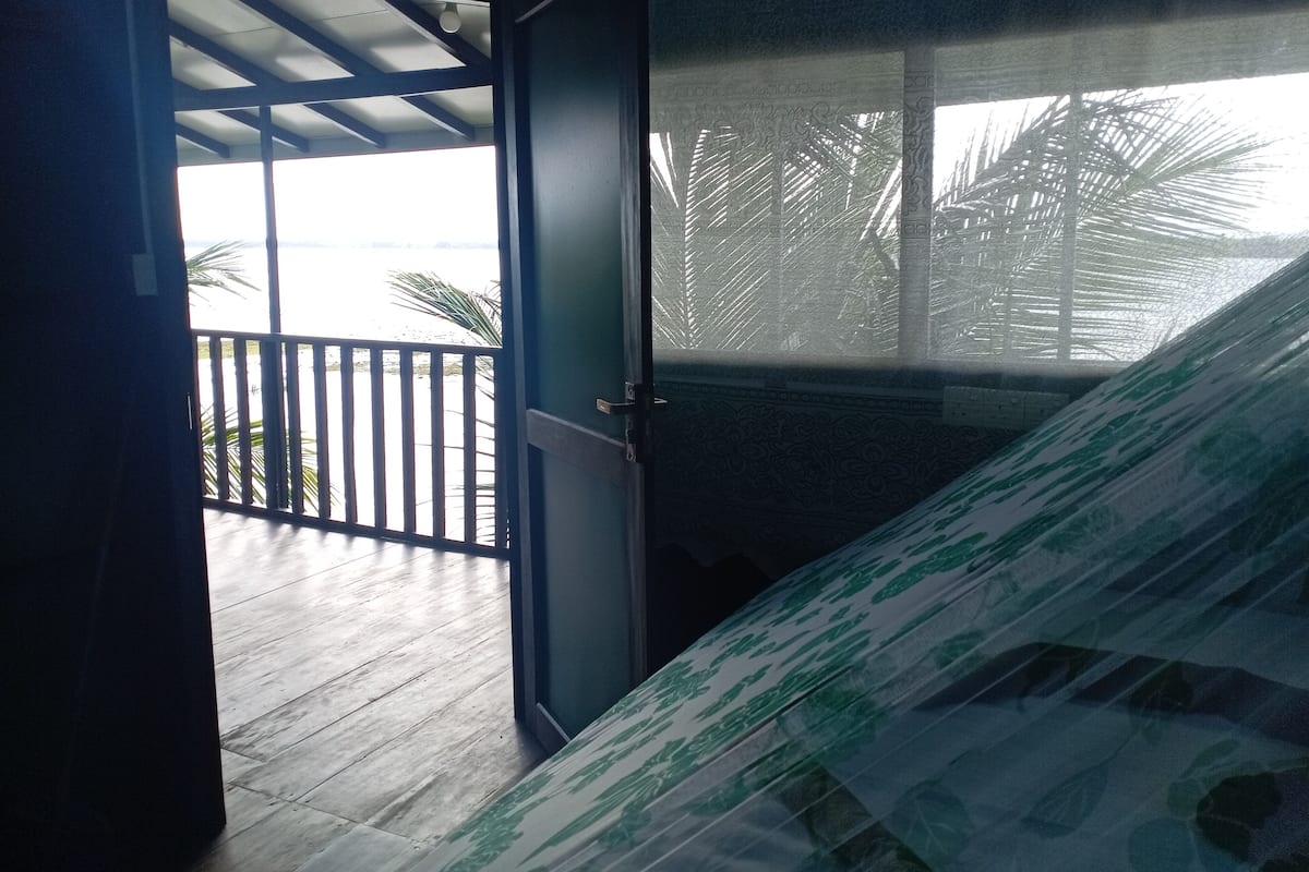 Comfort Tree House, Lake View | Iron/ironing board, free WiFi