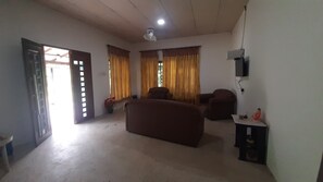 Classic Bungalow, Lake View | Living area