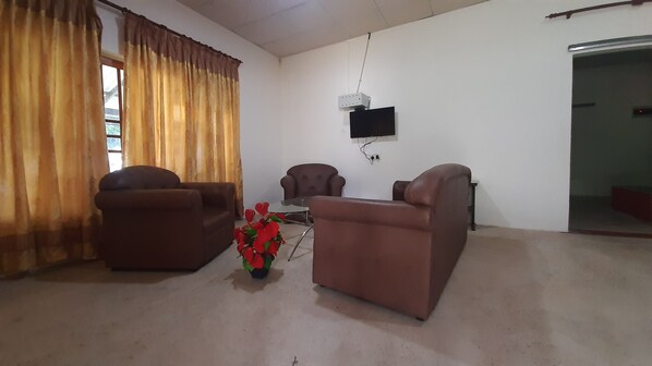 Classic Bungalow, Lake View | Living area - Yala Treetop Lake (Tissamaharama)