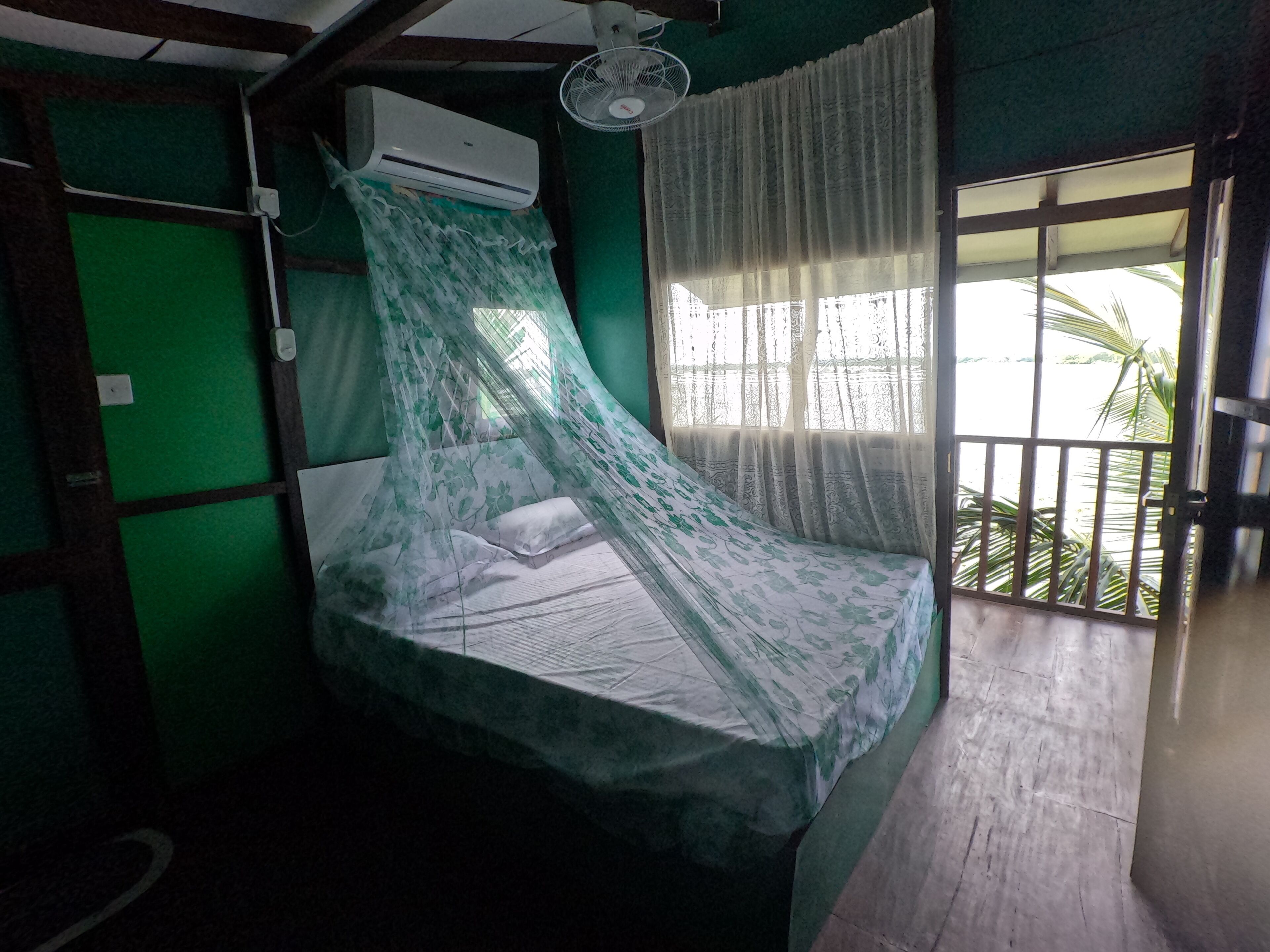 Comfort Tree House, Air conditioning, Lake View | Iron/ironing board, WiFi (free), bed sheets