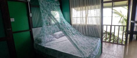 Comfort Tree House, Air conditioning, Lake View | Iron/ironing board, WiFi (free), bed sheets