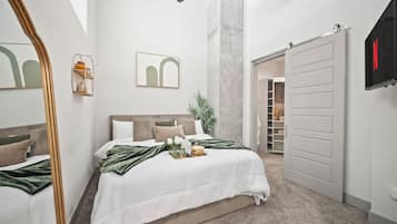 1 habitación, tabla de planchar con plancha, internet y ropa de cama