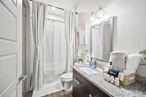 Secadora de cabello, toallas, jabón, papel de baño 