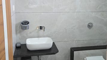 Luxury Double or Twin Room, City View | Bilik Mandi | Pancuran mandi, tuala disediakan, sabun, syampu