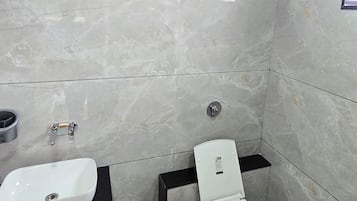 Superior Suite | Bathroom | Shower, towels, soap, shampoo