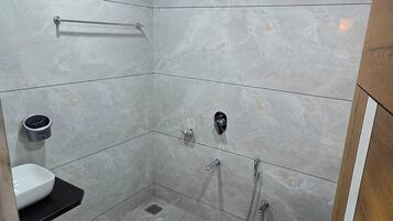 Habitación con 1 cama doble o 2 individuales, vistas a la ciudad | Baño | Ducha, toallas, jabón y champú