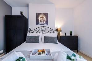 House, Patio | Iron/ironing board, free WiFi - 83 Cherry Road (Chester)