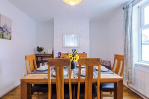 House, Patio | In-room dining