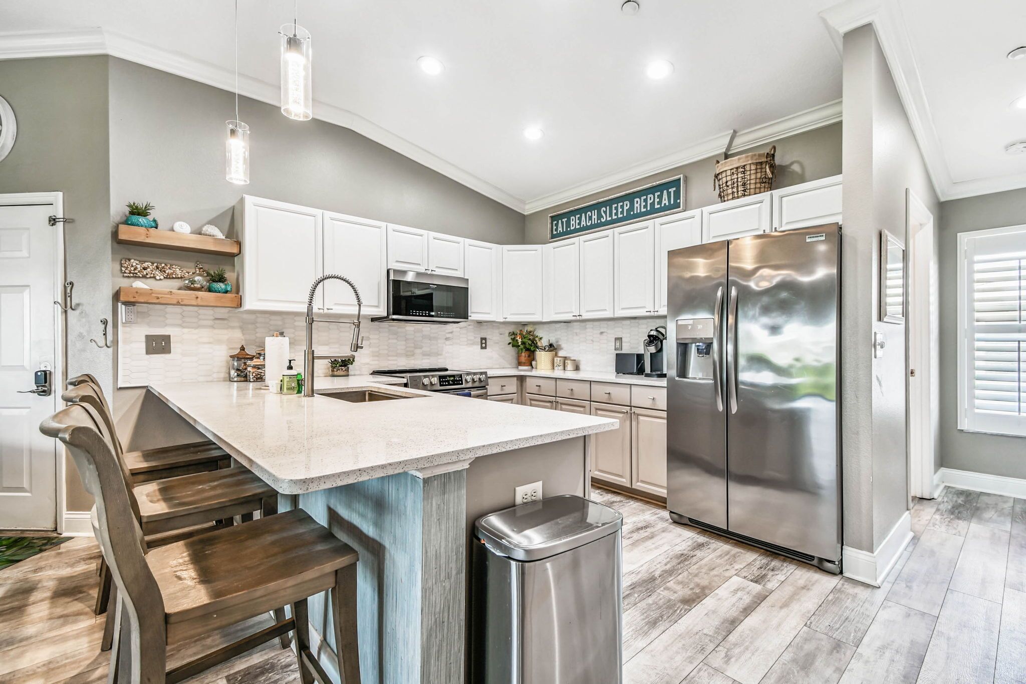 Kühlschrank, Mikrowelle, Herdplatte, Geschirrspüler