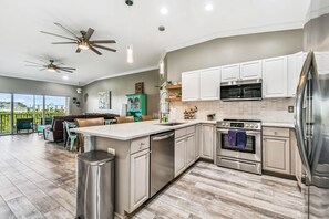 Fridge, microwave, stovetop, dishwasher