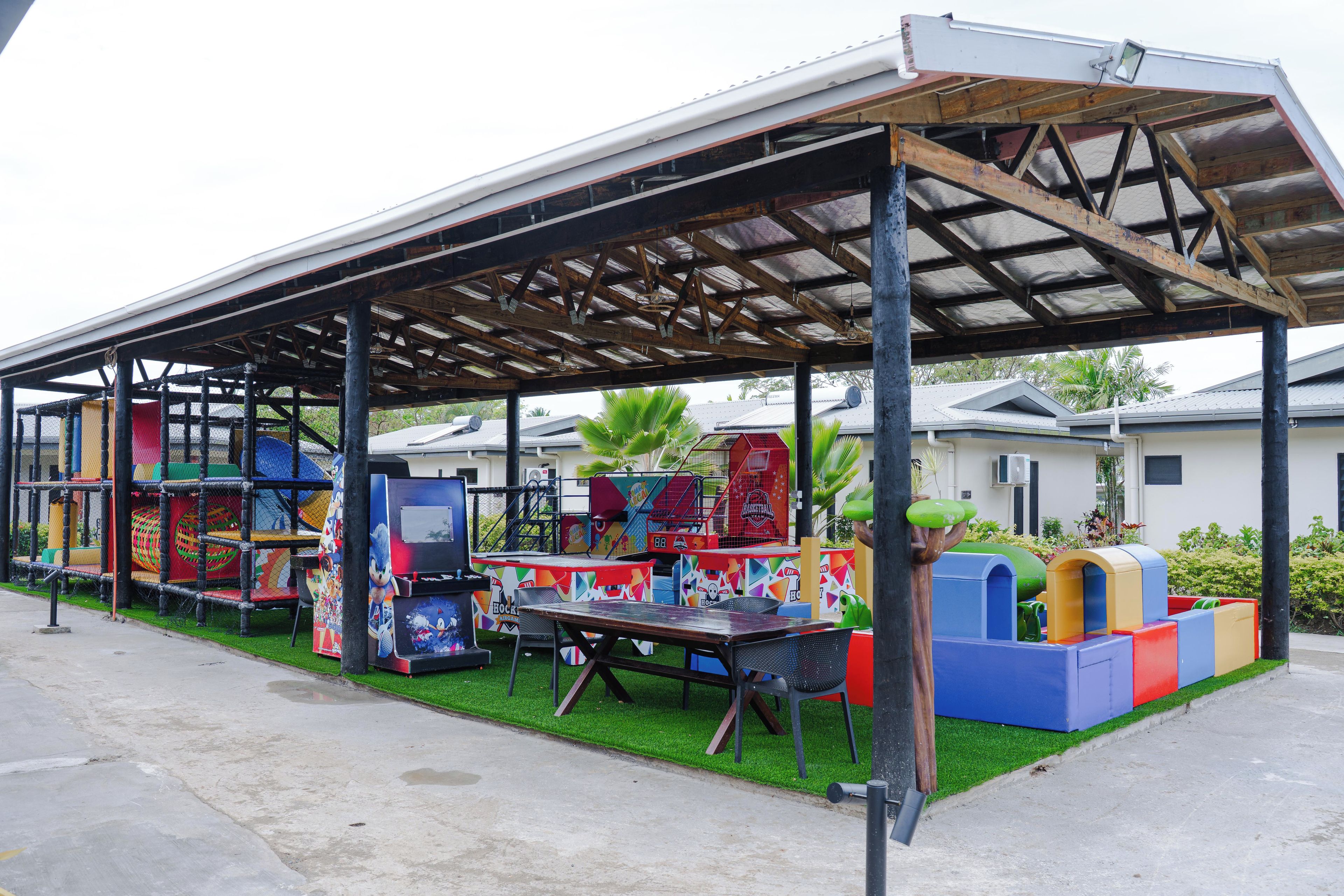 Un marché en plein air avec différents stands et un espace de repos abrité.