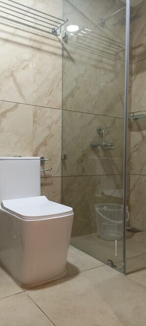 Deluxe Triple Room, Multiple Beds | Bathroom
