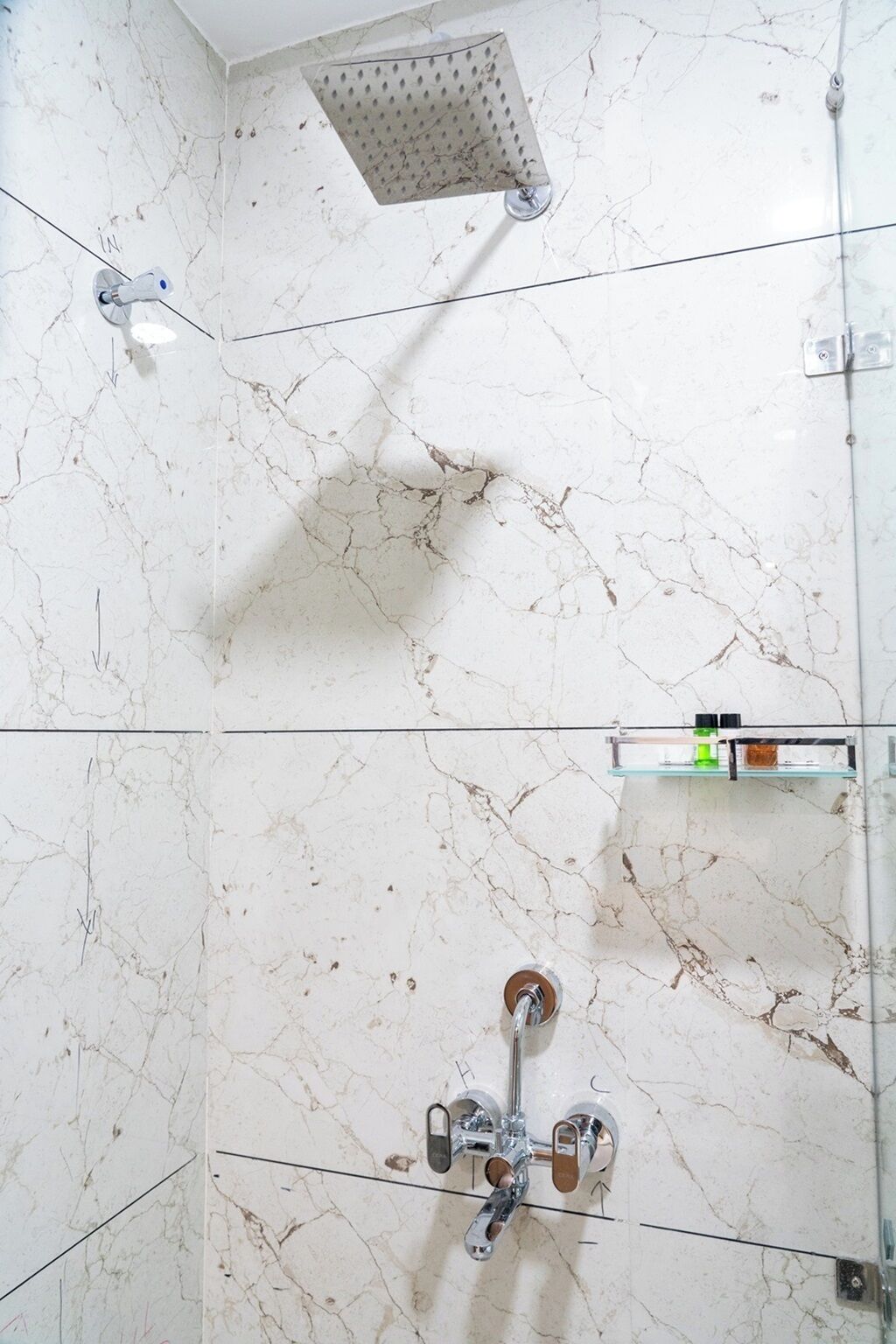 Deluxe Double Room | Bathroom | Shower, free toiletries, hair dryer, slippers