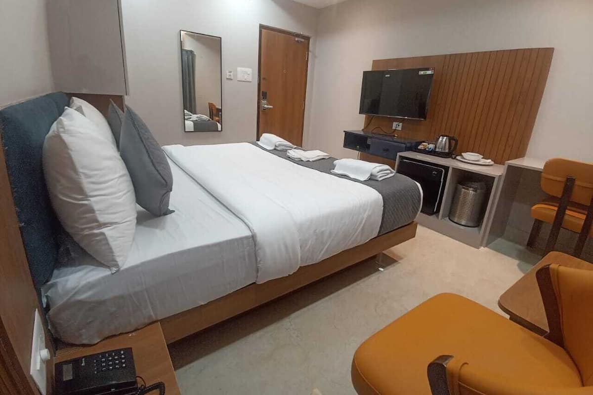 Superior Double Room | Desk, laptop workspace, iron/ironing board, free WiFi
