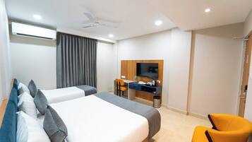 Escritorio y espacio para trabajar con laptop