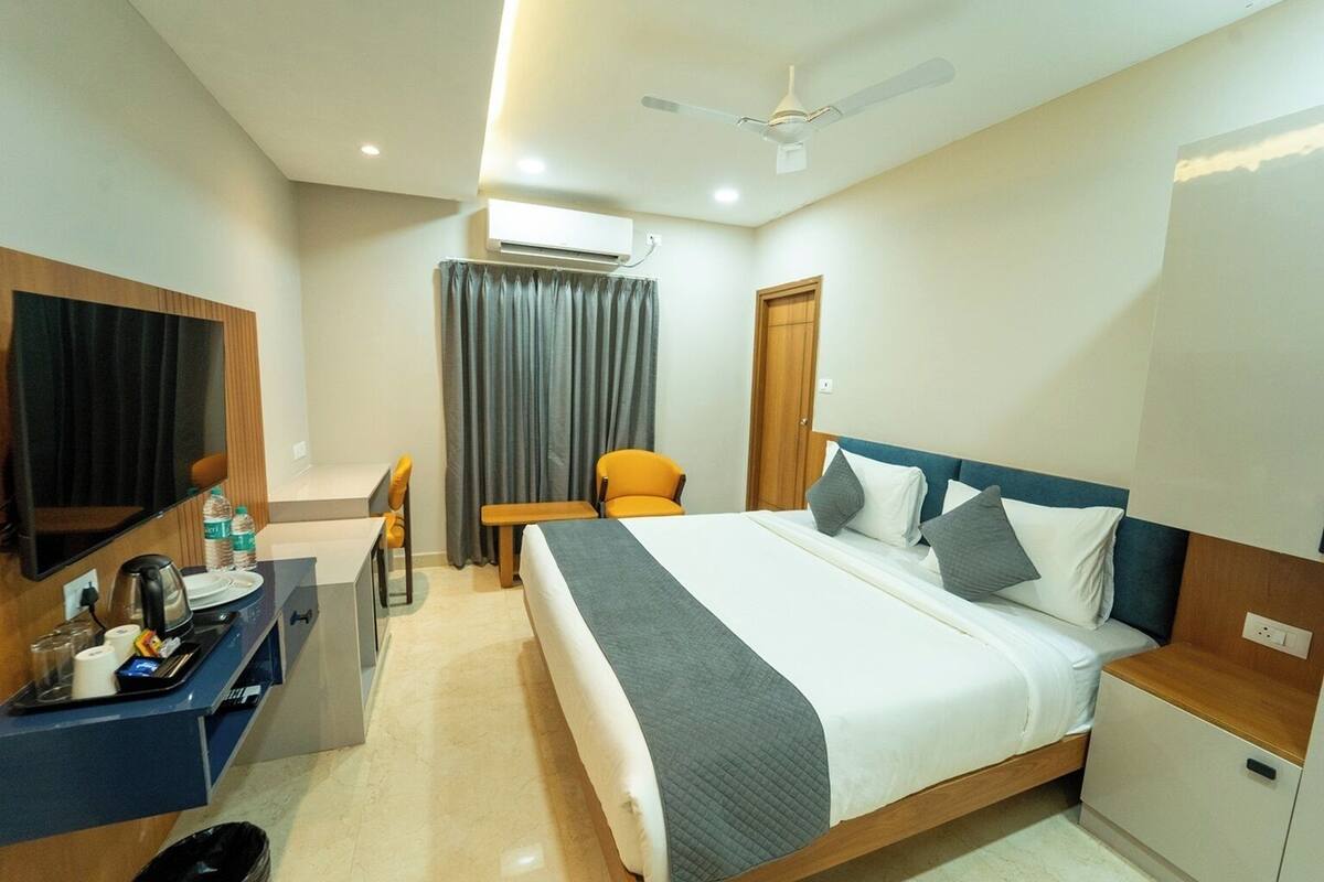 Dobbeltrom – deluxe | Skrivebord, skrivebord for bærbar PC og strykejern/-brett