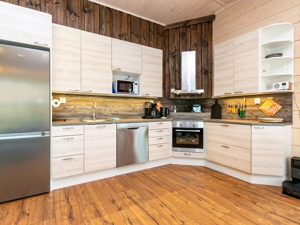 Refrigerador, microondas, lavavajillas, utensilios de cocina