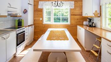 Frigorifero, microonde, lavastoviglie, pentole/stoviglie/utensili