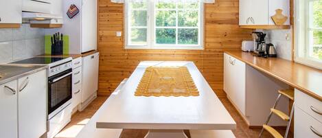 Kühlschrank, Mikrowelle, Geschirrspüler, Kochgeschirr/Geschirr/Besteck