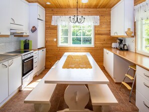Fridge, microwave, dishwasher, cookware/dishes/utensils
