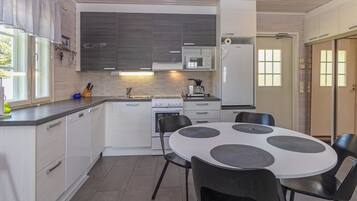 Frigorifero, microonde, lavastoviglie, pentole/stoviglie/utensili