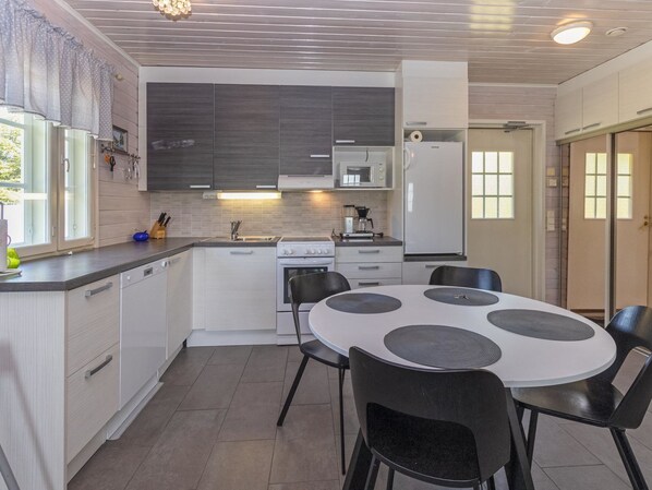 Kühlschrank, Mikrowelle, Geschirrspüler, Kochgeschirr/Geschirr/Besteck