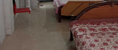 Hypo-allergenic bedding, desk, soundproofing, free WiFi