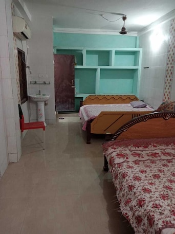 Ropa de cama hipoalergénica, escritorio y sistema de insonorización . Premium Hotel W K Puri