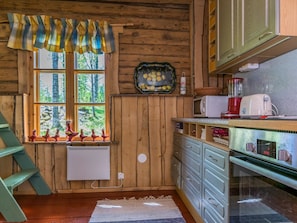 Fridge, microwave, dishwasher, cookware/dishes/utensils