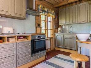 Fridge, microwave, dishwasher, cookware/dishes/utensils