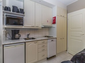 Fridge, microwave, dishwasher, cookware/dishes/utensils