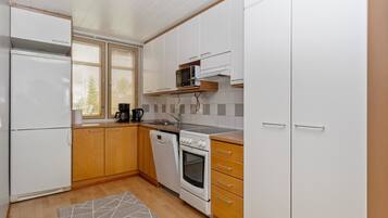 Frigorifero, microonde, lavastoviglie, pentole/stoviglie/utensili