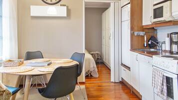 Kühlschrank, Mikrowelle, Geschirrspüler, Kochgeschirr/Geschirr/Besteck