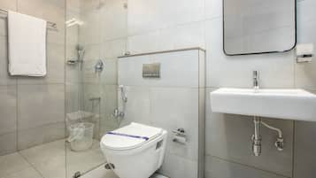 Banheiro | Chuveiro, toalhas de banho, sabonete, shampoo