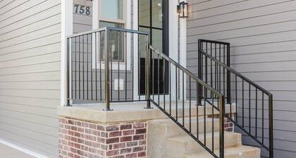 Newly renovated condo on Notre Dame Ave, steps from the Golden Dome! Sleeps 4-6!