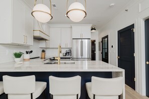 Réfrigérateur, four à micro-ondes, un four, surface de cuisson