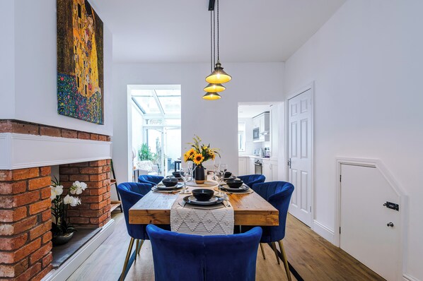 House, Patio | In-room dining