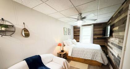 Tannersville 9bdrm, 2 bonus room house - steps to lake/park, walk to synagogue