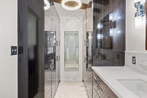 Douche, séchoir à cheveux, serviettes fournies, savon