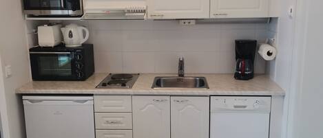 Frigorífic, microones, forn i placa de cuina