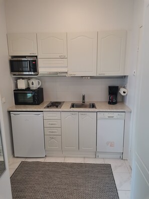 Kühlschrank, Mikrowelle, Ofen, Herdplatte