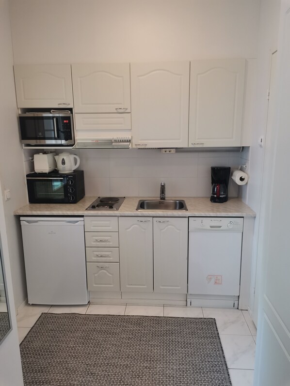 Refrigerador, microondas, horno, placa de cocina