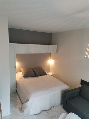 1 habitación, tabla de planchar con plancha, wifi gratis y ropa de cama