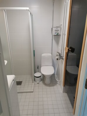 Secador de pelo, bidet, toallas, jabón