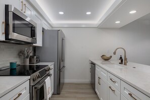 冷蔵庫、電子レンジ、オーブン、コンロ