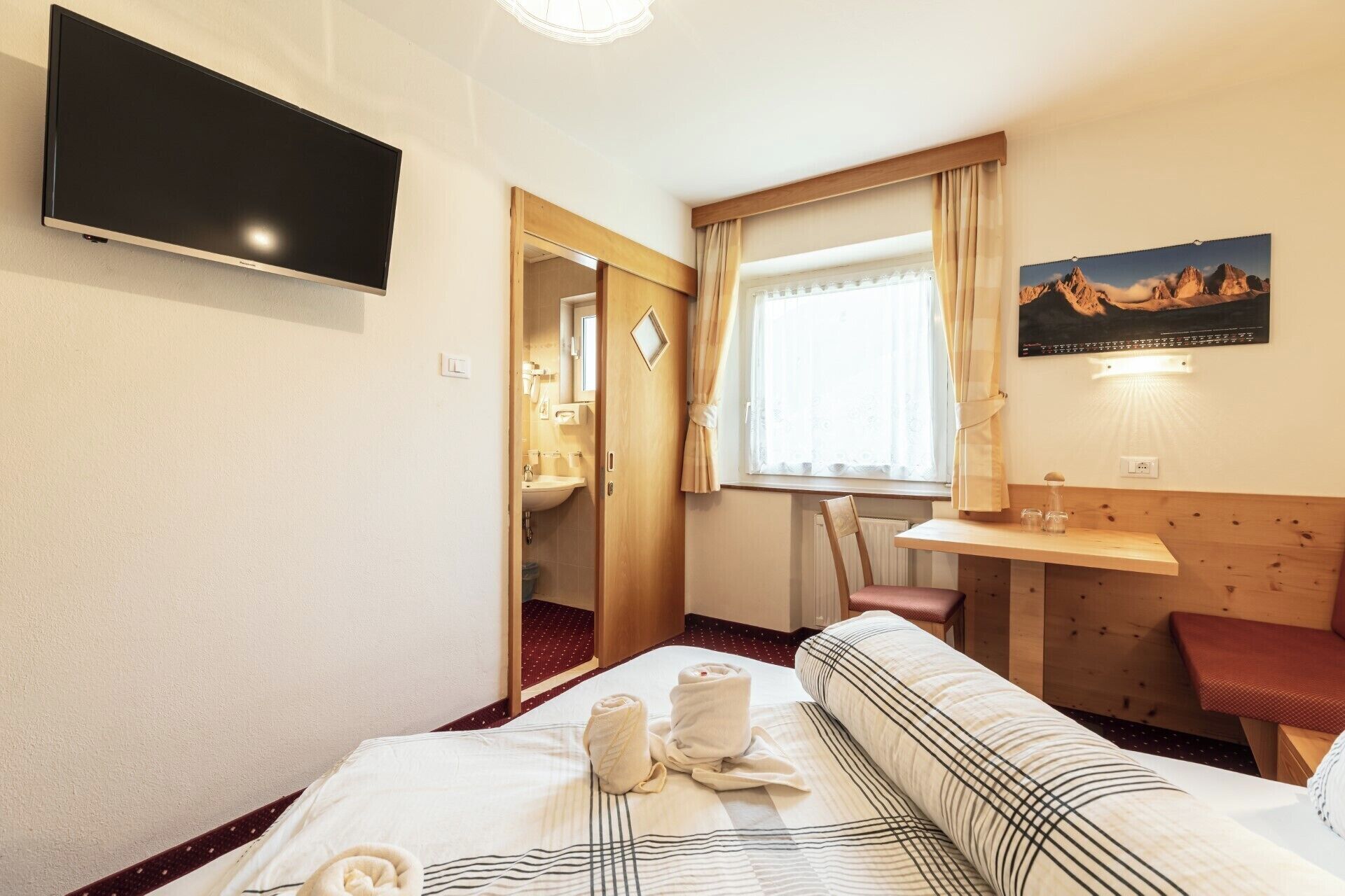 Familie appartement, patio, uitzicht op bergen | Een kluis op de kamer, gratis wifi