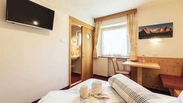 Familie appartement, patio, uitzicht op bergen | Een kluis op de kamer, gratis wifi