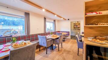 Colazione a buffet, servita tutte le mattine (15 EUR a persona)